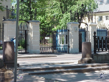 Колесоотбойные тумбы на Чистых прудах в Москве. Фотограф Марина Роз.