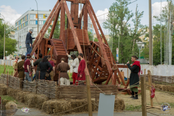 Фестиваль `Времена и эпохи`. Парк осадных машин XIII–XV века.. Подготовка к стрельбам