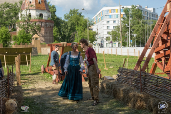 Фестиваль `Времена и эпохи`. Парк осадных машин XIII–XV века.. Участники фестиваля в старинных костюмах