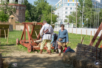 Фестиваль `Времена и эпохи`. Парк осадных машин XIII–XV века.. Костюмированный фестиваль осадных машин