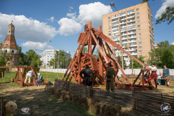 Фестиваль `Времена и эпохи`. Парк осадных машин XIII–XV века.. Московский фестиваль осадных машин
