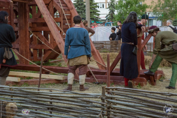 Фестиваль `Времена и эпохи`. Парк осадных машин XIII–XV века.. Старинные артиллеристы