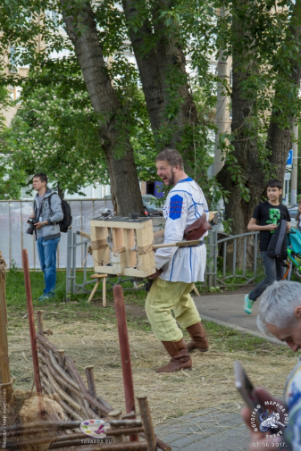 Фестиваль `Времена и эпохи`. Парк осадных машин XIII–XV века.. Реконструктор на фестивале `Времена и эпохи`
