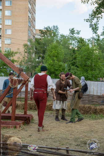 Фестиваль `Времена и эпохи`. Парк осадных машин XIII–XV века.. Удачный выстрел!