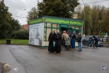 Монастырская выпечка у входа в Свято-Данилов монастырь. Фотограф Марина Роз.