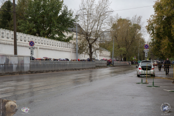 Мостовая и паломники, стоящие в очереди. Фотограф Марина Роз.