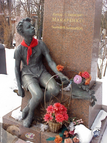 Деталь намогильного памятника. Фотограф Марина Роз.