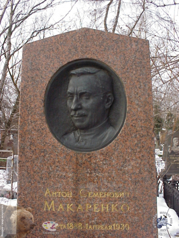 Фрагмент памятника на могиле. Фотограф Марина Роз.