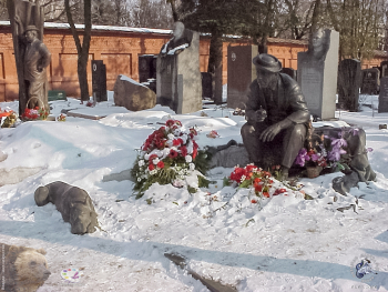 Скульптурная кладбищенская композиция. Фотограф Марина Роз.