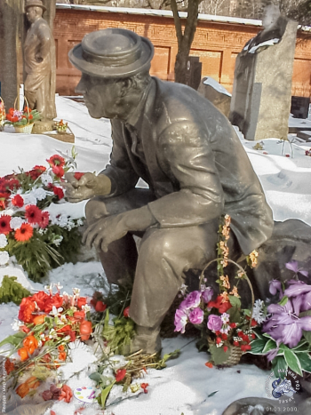 Бронзовый клоун Юрий Никулин всегда в цветах. Фотограф Марина Роз.
