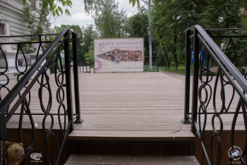 Михайловский парк в Москве. Перила лестницы на сцену