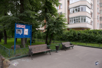 Михайловский парк в Москве. Информационный щит и парковые скамейки