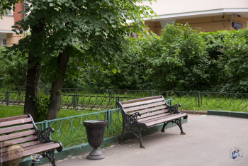 Михайловский парк в Москве. Скамеечки для отдыха