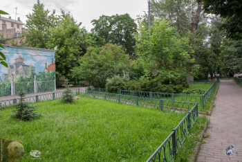 Михайловский парк в Москве. Аккуратно огороженные газоны