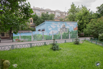 Михайловский парк в Москве. Граффити с изображением архитектуры и православного храма
