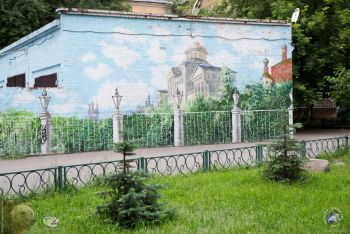 Михайловский парк в Москве. На граффити облака