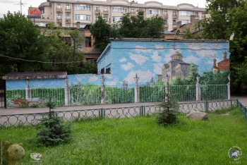 Михайловский парк в Москве. Граффити приятно закрыло непрезентабельный вид постройки