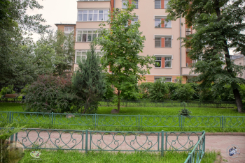 Михайловский парк в Москве. Рядом с парком жилой дом