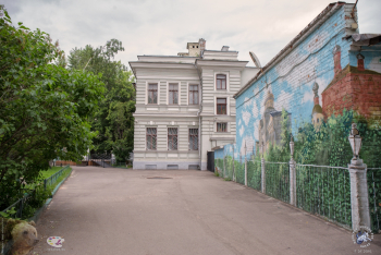 Михайловский парк в Москве. Прямо - Центр детского творчества