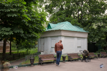 Михайловский парк в Москве. Молодой человек гуляет с малышом