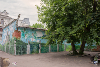 Михайловский парк в Москве. Боковая часть граффити