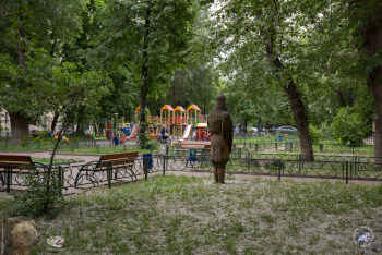 Михайловский парк в Москве. Деревянная резная статуя в парке