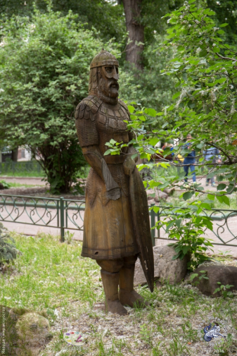 Михайловский парк в Москве. Деревянный воин