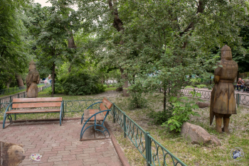 Михайловский парк в Москве. Скамеечки в центре парковой зоны