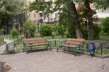 Михайловский парк в Москве. За скамейками детская игровая площадка