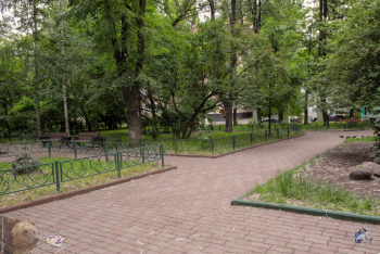 Михайловский парк в Москве. Дорожки из плитки