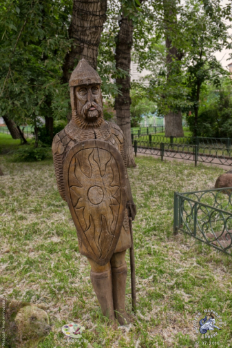 Михайловский парк в Москве. Воин со щитом и копьём
