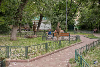 Михайловский парк в Москве. Деревянные статуи в парке