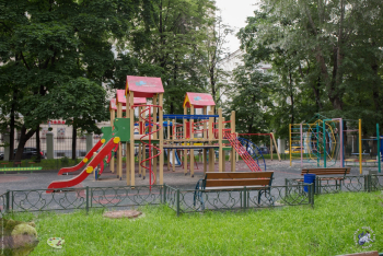 Михайловский парк в Москве. Детская площадка в парке