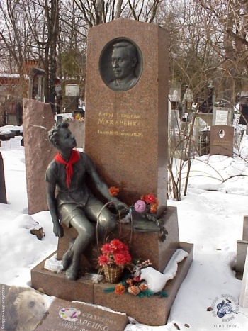 Памятник Макаренко Антону Семёновичу. Фотограф Марина Роз.