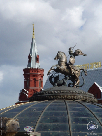 Памятник `Георгий Победоносец` на Манежной площади в Москве. Фотограф Марина Роз.
