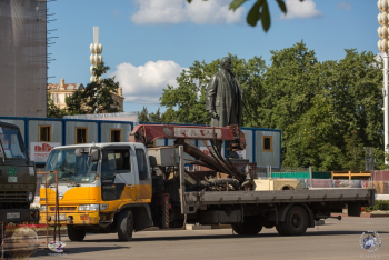 Памятник Ленину на фоне реставрационных работ ВДНХ. Фотограф Марина Роз.