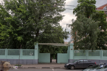 Михайловский парк в Москве. Вход в Михайловский парк с улицы Бахрушина. Фото 17.07.2016.