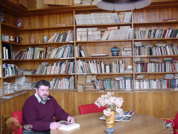 Лопатин Андрей Ростиславович в библиотеке. 2000 год. Фотограф Марина Роз.