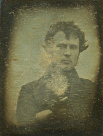 Роберт Корнелиус. Автопортрет. 1839. Самый первый в истории фотографии различимый снимок человеческого лица.