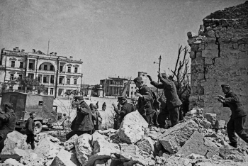 Халдей Евгений Ананьевич. Пленные фашисты в Севастополе. Май 1944 года.