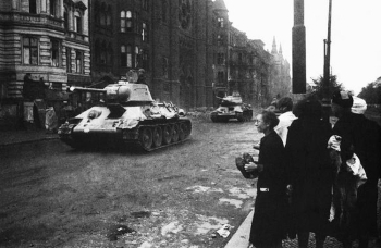 Халдей Евгений Ананьевич. Советские танки в Берлине. 1945.