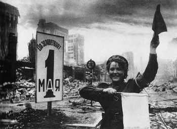 Халдей Евгений Ананьевич. Регулировщица Мария Шальнева в Берлине. 1 мая 1945 года. Государственный Владимиро-Суздальский историко-архитектурный и художественный музей-заповедник.