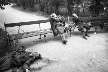 Халдей Евгений Ананьевич. Семейство застрелившегося фашиста. Берлин, 1945.