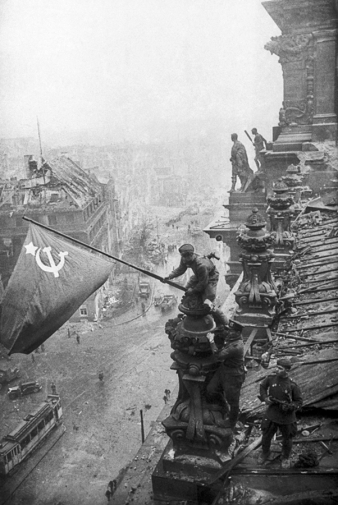 Халдей Евгений Ананьевич. Знамя победы над Рейхстагом. 2 мая 1945 года. Государственный Владимиро-Суздальский историко-архитектурный и художественный музей-заповедник.