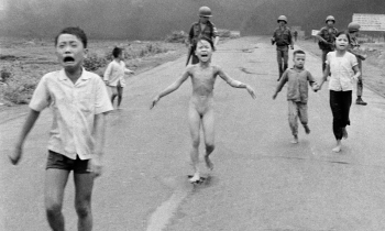 Ужасы войны. Ник Ут.. Ник Ут. Ужасы войны. Версия фотографии для СМИ - отрезана правая часть фото, на которую попали остальные безразличные к происходящему фотографы.