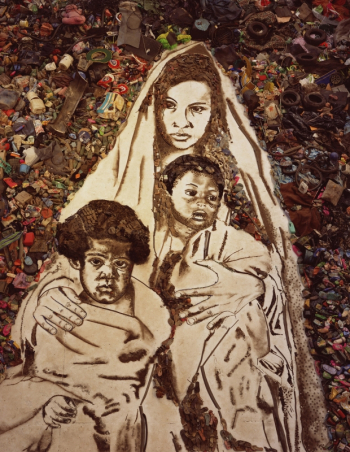 Вик Мунис. Мать и дети. Серия `Мусорные картины`. 2008.