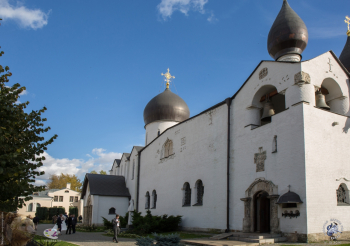 Памятник у стен обители. Фотограф Марина Роз.