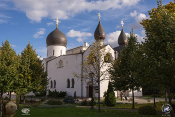 Памятник без защитного короба из стекла. Фотограф Марина Роз.