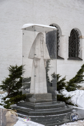 Памятник в стеклянном защитном коробе. Фотограф Марина Роз.