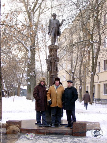 Памятник Шолом-Алейхему и Юрий Чернов в центре. Фотограф Марина Роз.